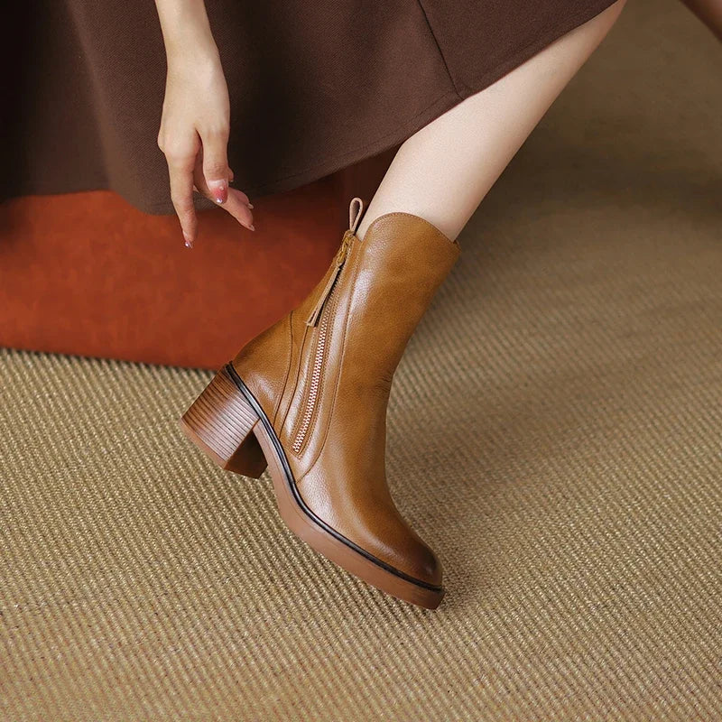 Stilvolle Rosé Damen Stiefelette am Fuß getragen. Perfekt für moderne Herbst- und Winterlooks. Knöchelhoher Schaft.