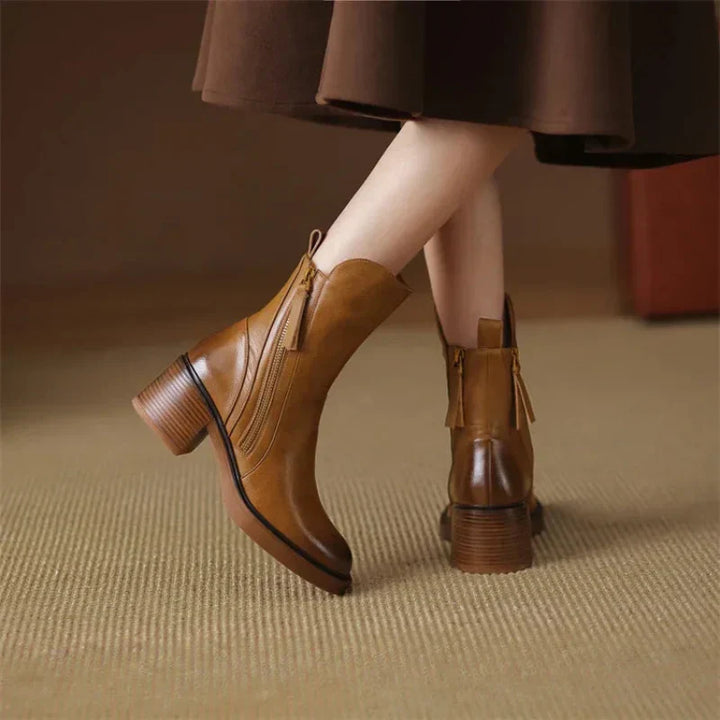 Rosé Damen Stiefelette von hinten: stabiler Blockabsatz für Komfort und Eleganz bei jedem Schritt. Alltagstauglich.