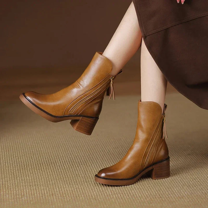Stylische Rosé Damen Stiefelette mit Reißverschluss. Vielseitiger Begleiter, der Eleganz und Komfort mühelos verbindet.