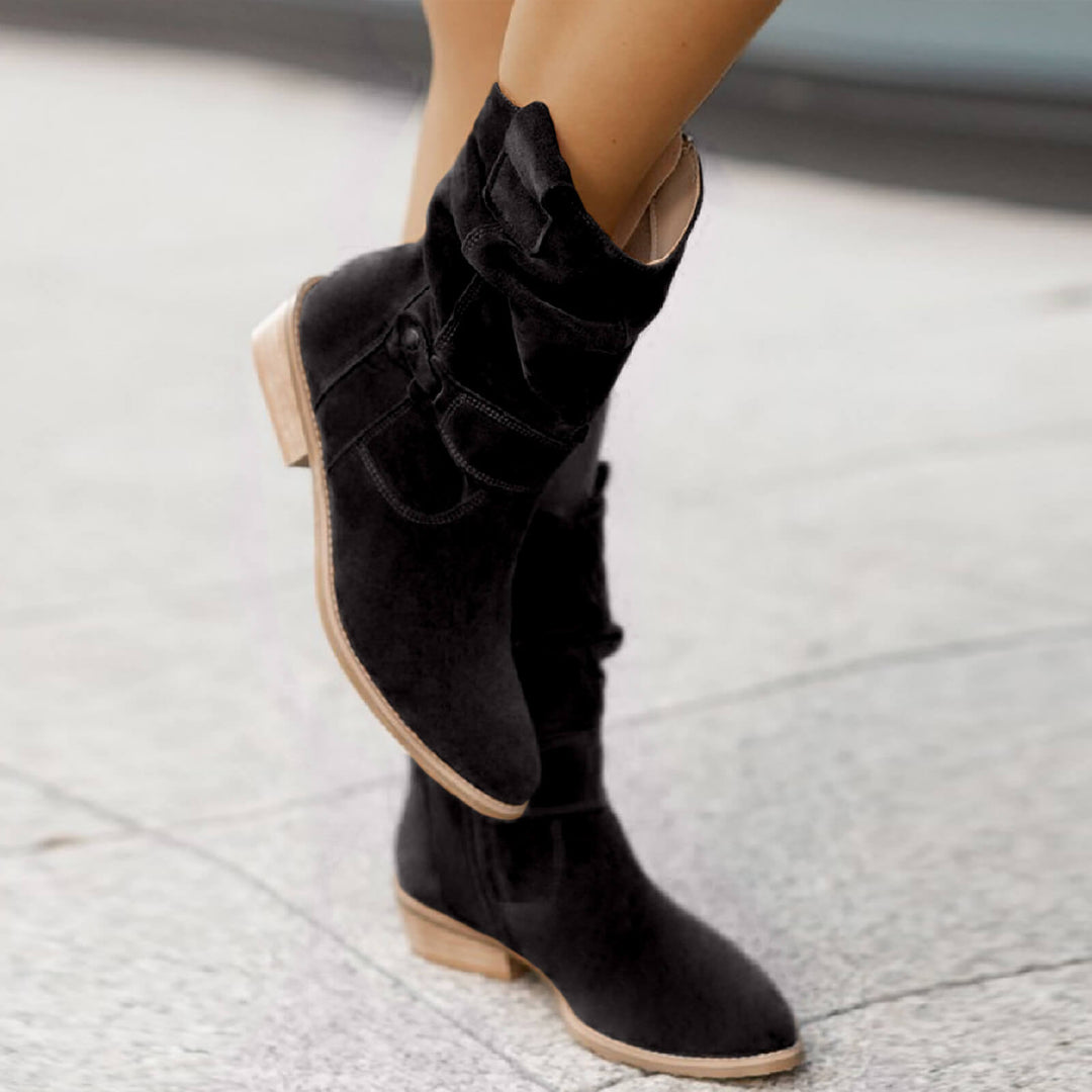 Detailaufnahme der Damen Stiefeletten: Hochwertiger Wildlederlook, bequem und handgefertigt.