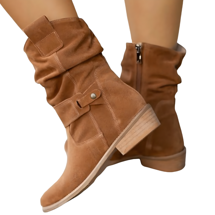 Paar handgefertigte Damen Stiefeletten im Wildlederlook. Komfortable und elegante Alltagsschuhe für Damenmode.