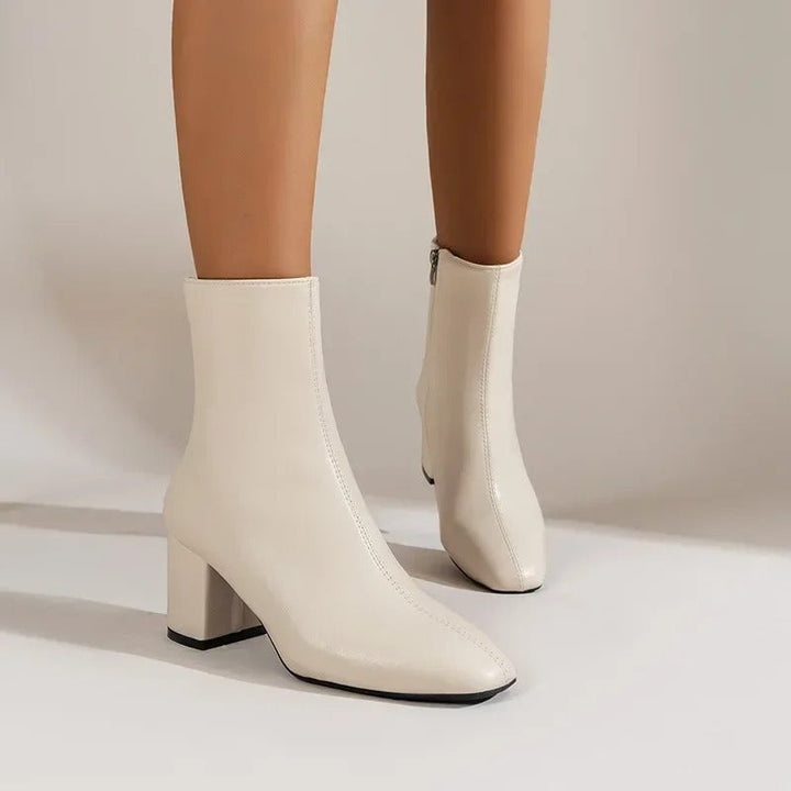 Hochwertige Damen Stiefeletten mit Blockabsatz. Komfortabel, elegant und vielseitig für Herbst- und Winter-Mode.