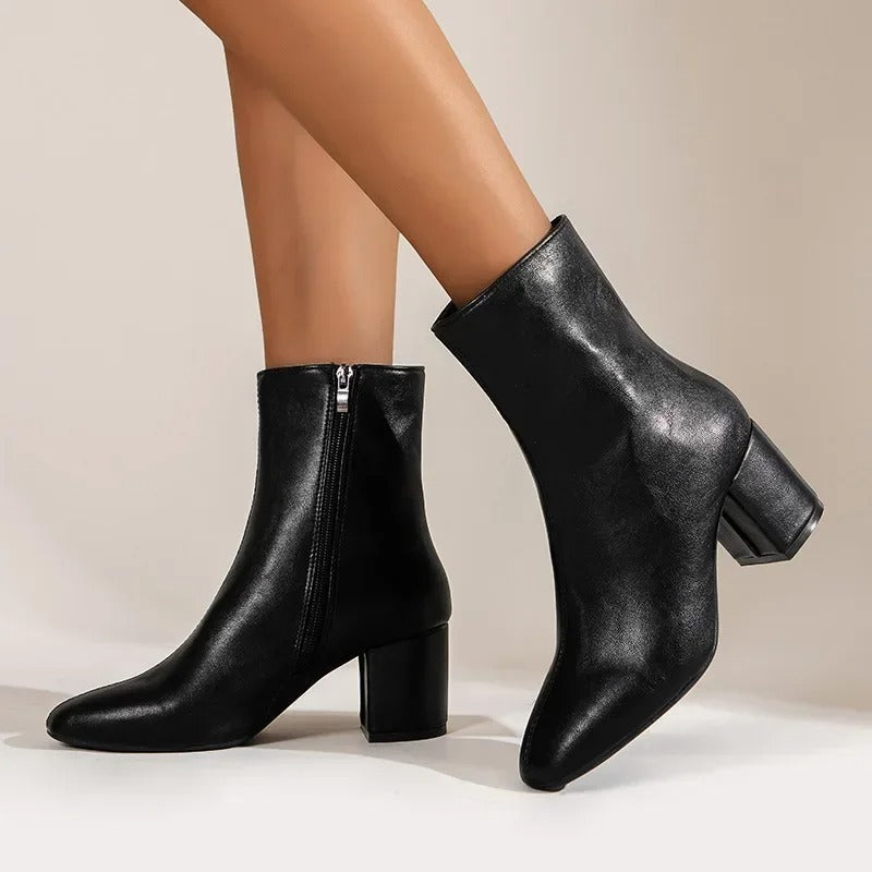 Nahaufnahme der bequemen Damen Stiefeletten. Fokus auf das Material, den Blockabsatz und die spitze Zehenform.