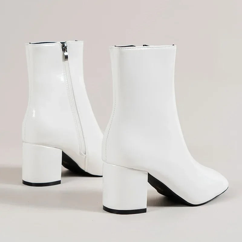 Modische Damen Stiefeletten mit stabiler Blockabsatz und spitzer Zehenform. Ideal als Büro- oder Freizeit-Schuhe.