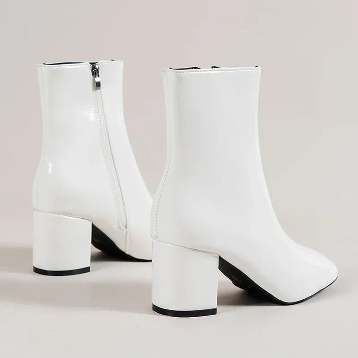 Modische Damen Stiefeletten mit stabiler Blockabsatz und spitzer Zehenform. Ideal als Büro- oder Freizeit-Schuhe.