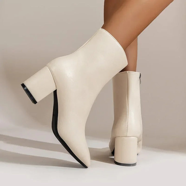Stylische Herbst/Winter Damen Stiefeletten. Mit schicker spitzer Zehenform und bequemem Blockabsatz.