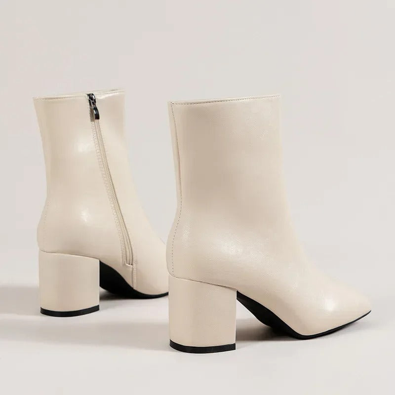 Detailansicht der eleganten Damen Stiefeletten. Edle Optik, spitze Form & stabiler Blockabsatz für Damen Mode.