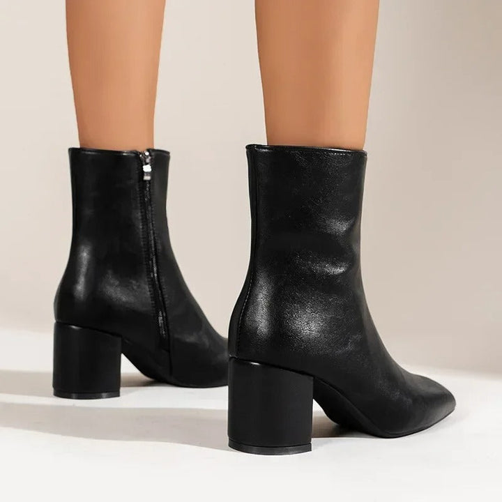 Seitliche Ansicht der Damen Stiefeletten. Zeigt den praktischen Reißverschluss, Blockabsatz & die elegante Silhouette.