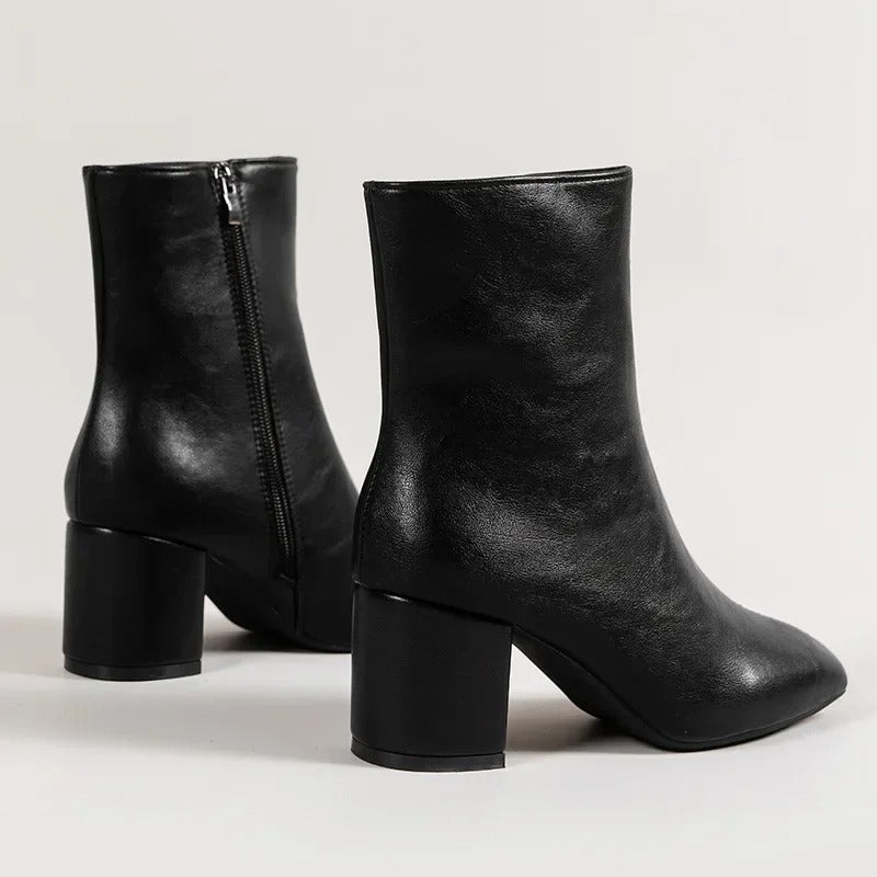 Damen Stiefeletten von vorne. Betont die elegante spitze Zehenform und den bequemen Blockabsatz für schicke Outfits.
