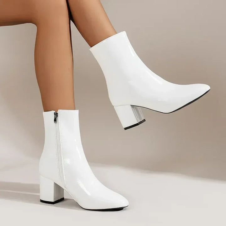 Ein Paar elegante Damen Stiefeletten, klassisch und vielseitig. Perfekt für Büro, Freizeit und Abendgarderobe.