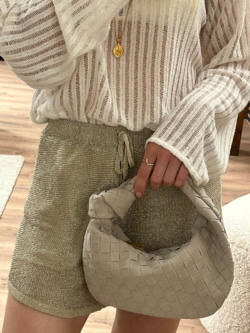 Elegante Damen Umhängetasche mit Knotendesign in veganer Wildlederoptik, ideal für moderne Outfits.