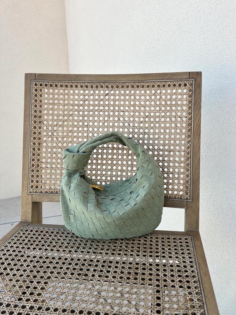 Schicke vegane Handtasche für Damen, elegant mit Knotendesign und edler Wildlederoptik.