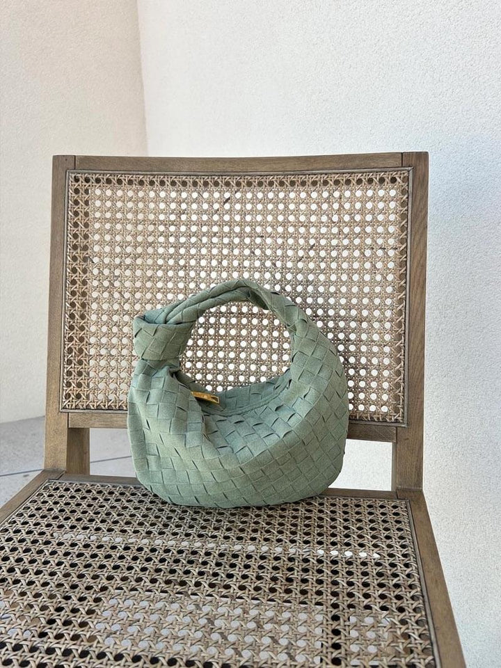 Schicke vegane Handtasche für Damen, elegant mit Knotendesign und edler Wildlederoptik.
