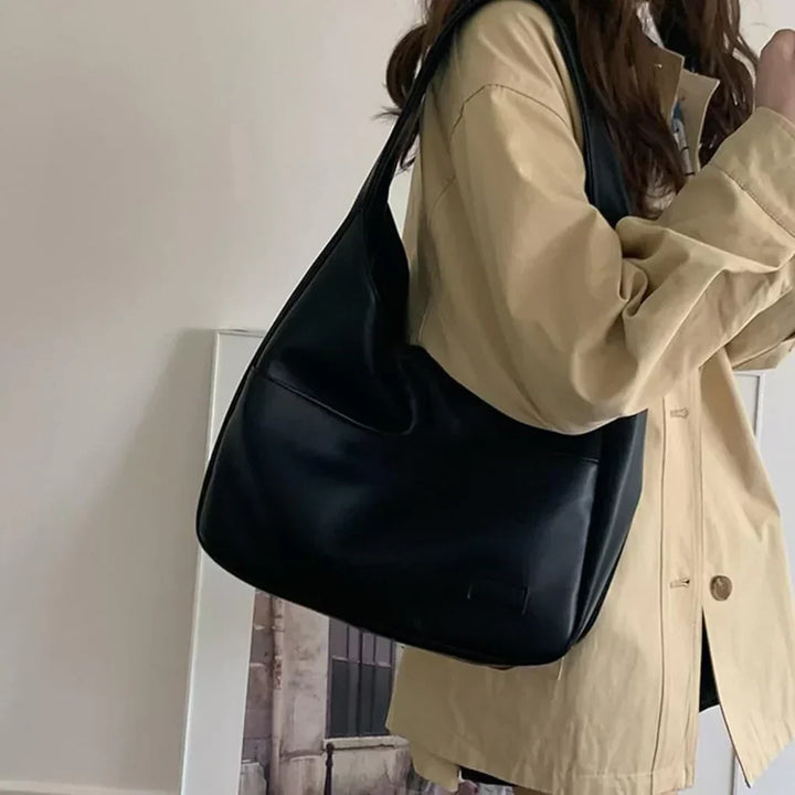Modische schwarze Damen Schultertasche, elegant und vielseitig. Perfekt als geräumige Alltagstasche.