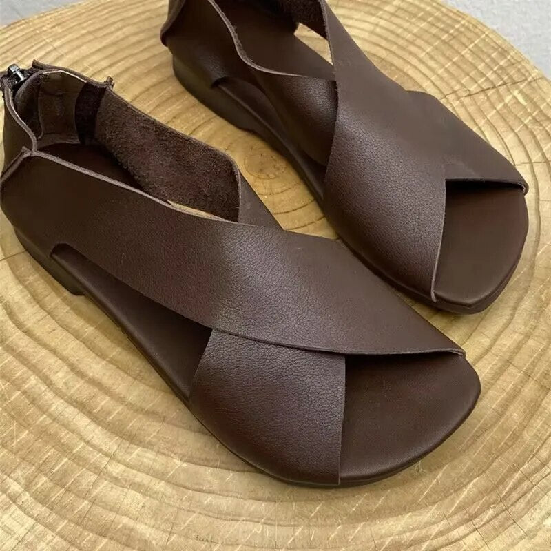 Stilvolle Damen Sommersandalen im indischen Vintage-Look, flach und braun, vielseitig kombinierbar.