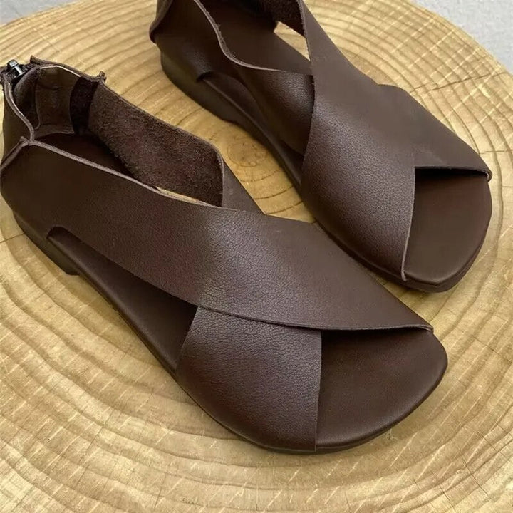 Stilvolle Damen Sommersandalen im indischen Vintage-Look, flach und braun, vielseitig kombinierbar.