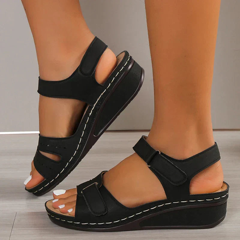 Stilvolle Damen Sommersandalen Vivienne mit verstellbaren Riemen für perfekten Halt & Eleganz.