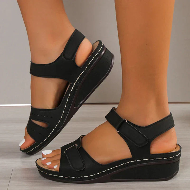Stilvolle Damen Sommersandalen Vivienne mit verstellbaren Riemen für perfekten Halt & Eleganz.