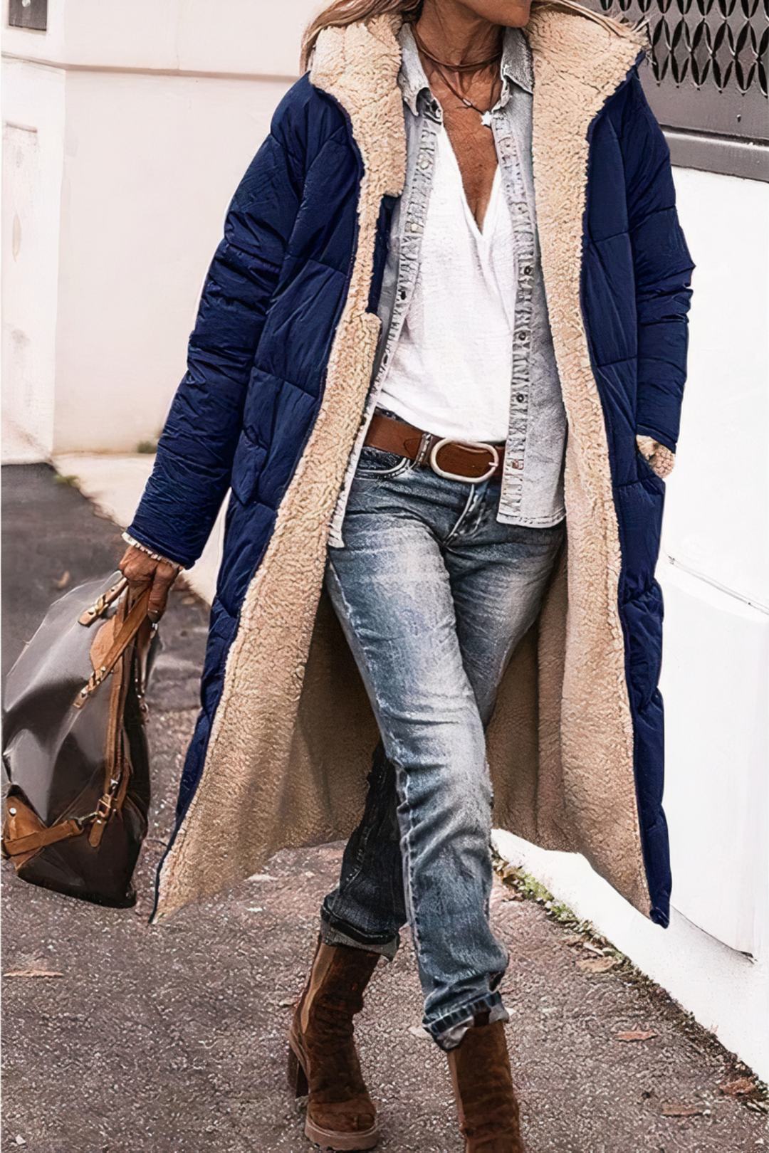 Frau trägt warme, wendbare Damenparka Nova in städtischer Umgebung. Perfekt für Herbst/Winter.