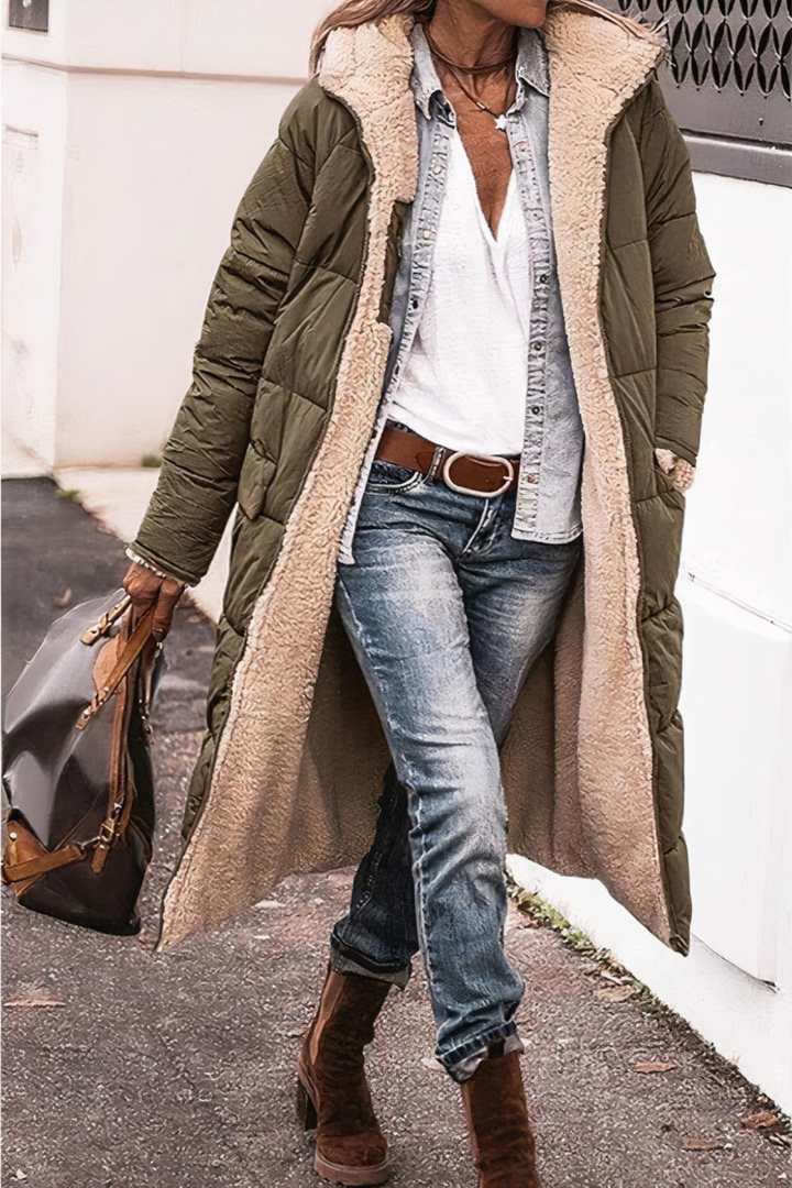 Ganzkörperansicht der Damen Wendeparka Nova vorne, mit Reißverschluss & Taschen. Modern & warm.