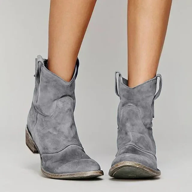 Detailansicht: Hochwertige Damen Cowgirl Stiefeletten mit feinen Details, bequeme Freizeitschuhe für Frauen.