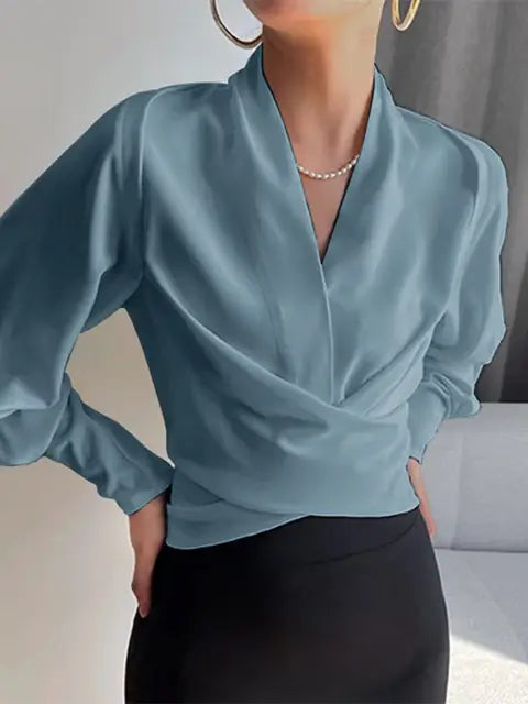 Elegante Damenbluse Elena mit modischem V-Ausschnitt und stylischen Puffärmeln. Perfekt als festliches Oberteil.
