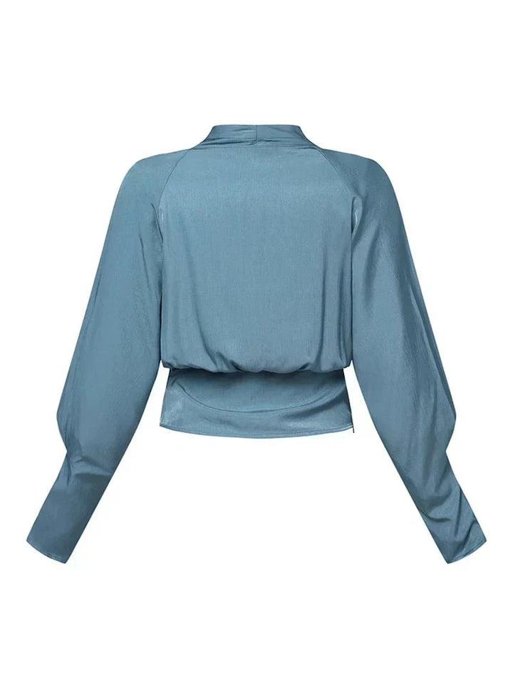 Trendige Sommerbluse für Damen mit elegantem V-Ausschnitt und femininen Puffärmeln. Modische Frauenbekleidung.