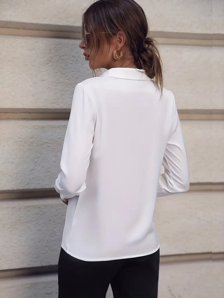 Detailaufnahme der eleganten Damenbluse Emma. Kragen & Ärmelbündchen betonen den professionellen Look der Businessbluse.