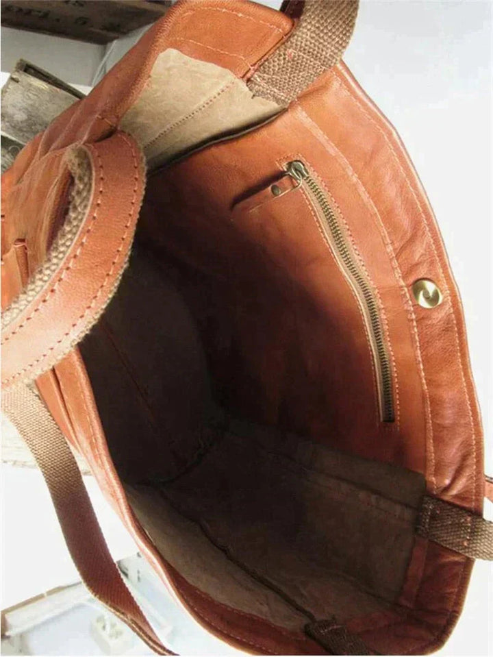 Stilvolle Damen Tasche in Dunkelbraun mit feiner Textur, elegant und praktisch für jede Gelegenheit.