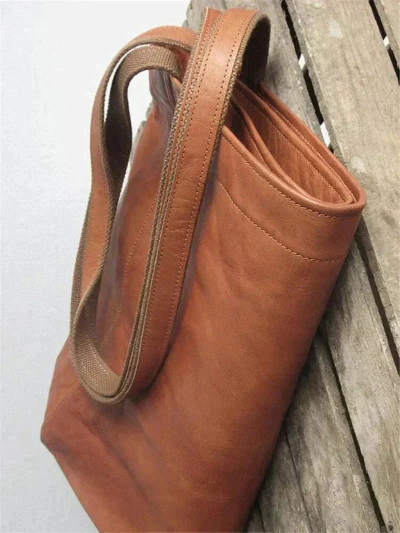 Zeitlose Damenhandtasche für den Alltag, elegant in Braun, bietet Stauraum und Stil für jede Frau.
