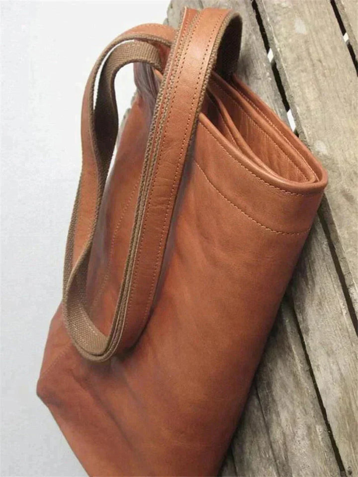 Zeitlose Damenhandtasche für den Alltag, elegant in Braun, bietet Stauraum und Stil für jede Frau.