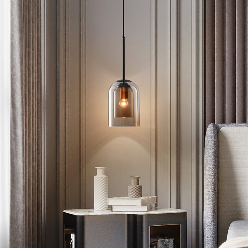 Moderne Pendelleuchte mit Doppelglas in Rauchgrau und rostfarbenen Akzenten. Dekorative Glaslampe für innen.