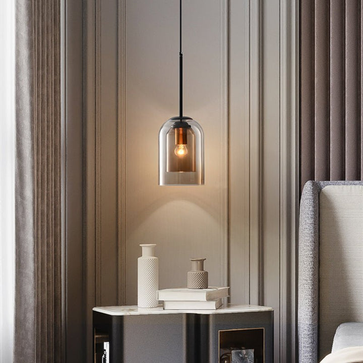 Moderne Pendelleuchte mit Doppelglas in Rauchgrau und rostfarbenen Akzenten. Dekorative Glaslampe für innen.