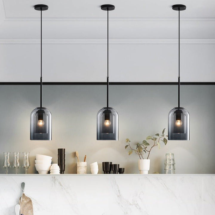 Dekorative Doppelglas-Hängeleuchte im modernen Design. Rauchgraue Glaslampe, ideal für Innenbeleuchtung.