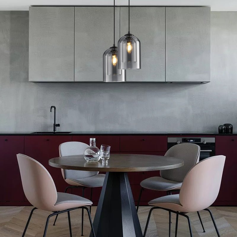 Ansicht der rostfarbenen Metallakzente an der modernen Doppelglas-Pendelleuchte. Elegante Glaslampe.