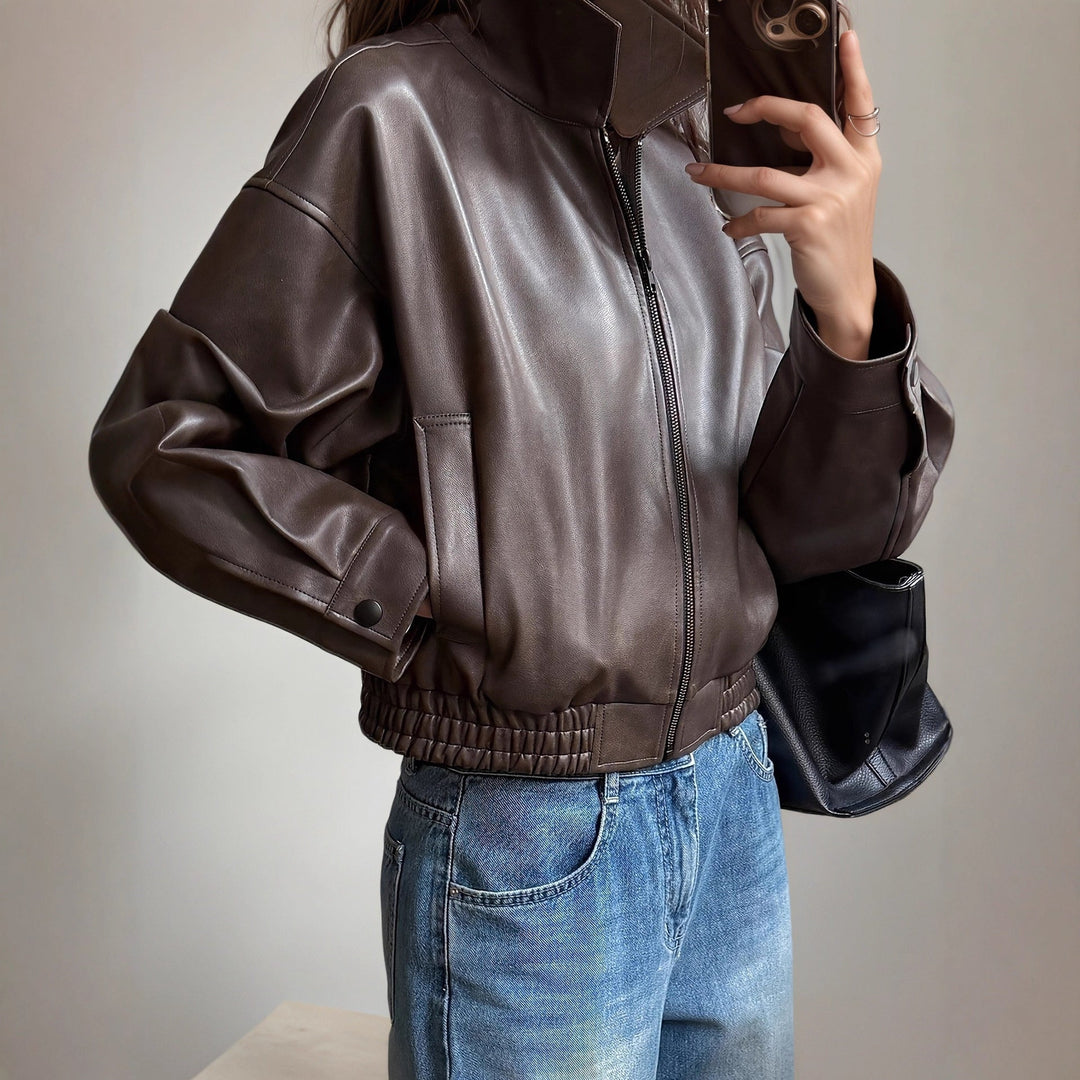 Elegante dunkelbraune Damenjacke mit langen Ärmeln, vielseitig für Alltag und Freizeit.