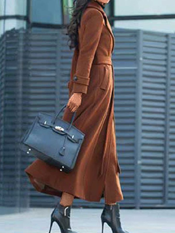 Stilvolle Elora Wolljacke mit auffälligem Reverskragen und Taillengürtel für eine feminine Silhouette.
