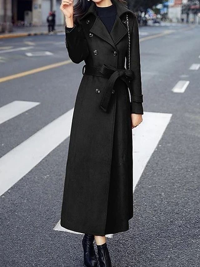 Modische Elora Winterjacke aus Wolle, elegant getragen für Freizeit und festliche Anlässe. Warm & komfortabel.
