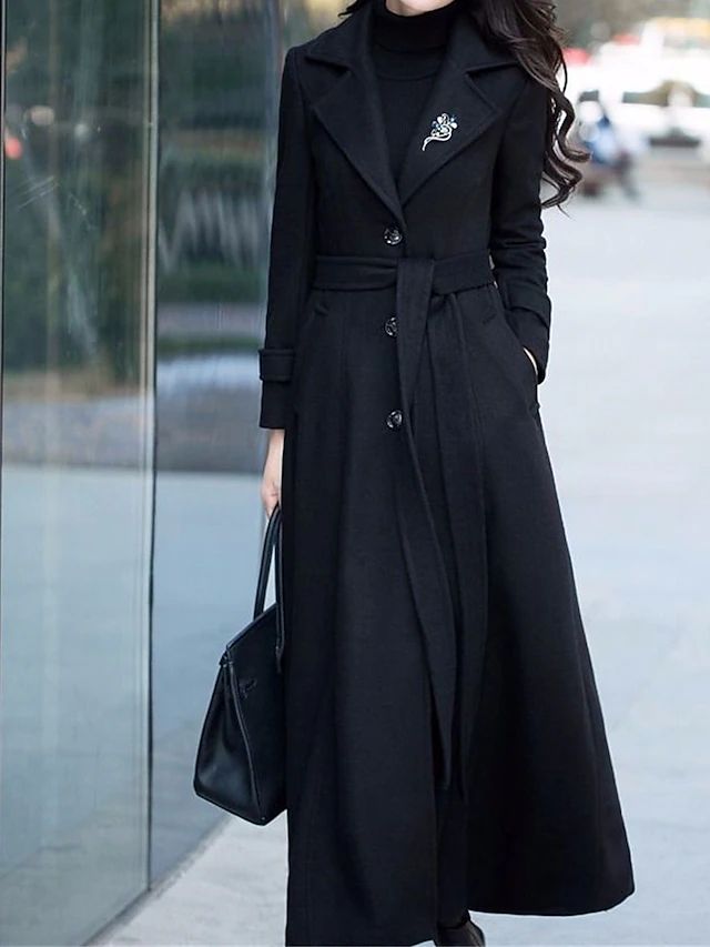 Elegante Rückansicht der Elora Damen-Wolljacke mit Taillengürtel für eine schmeichelhafte Silhouette.