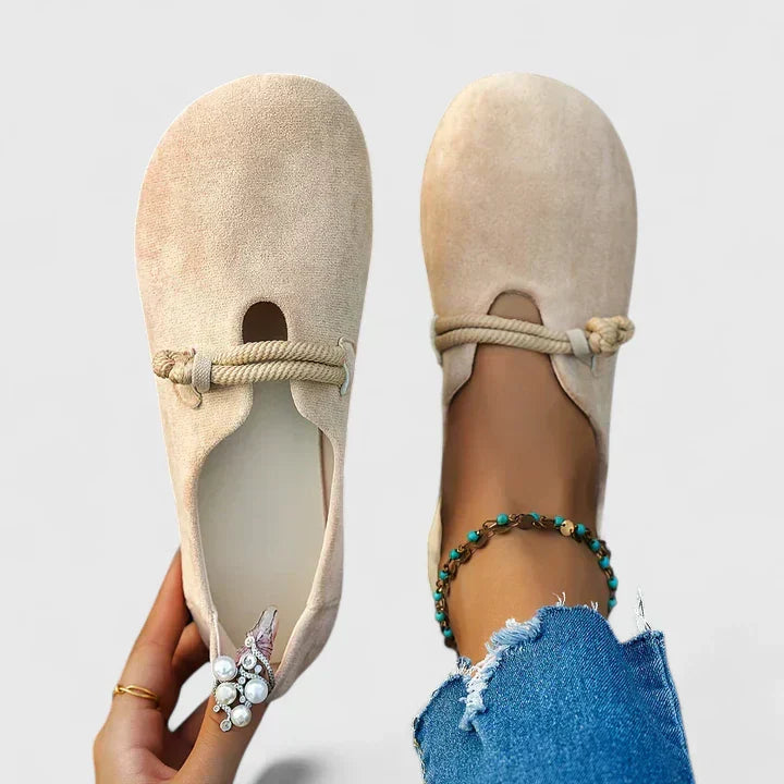 Elegante Giulia Damen Slipper in Schwarz für ultimativen Komfort. Modische, flache Alltagsschuhe für Damen.