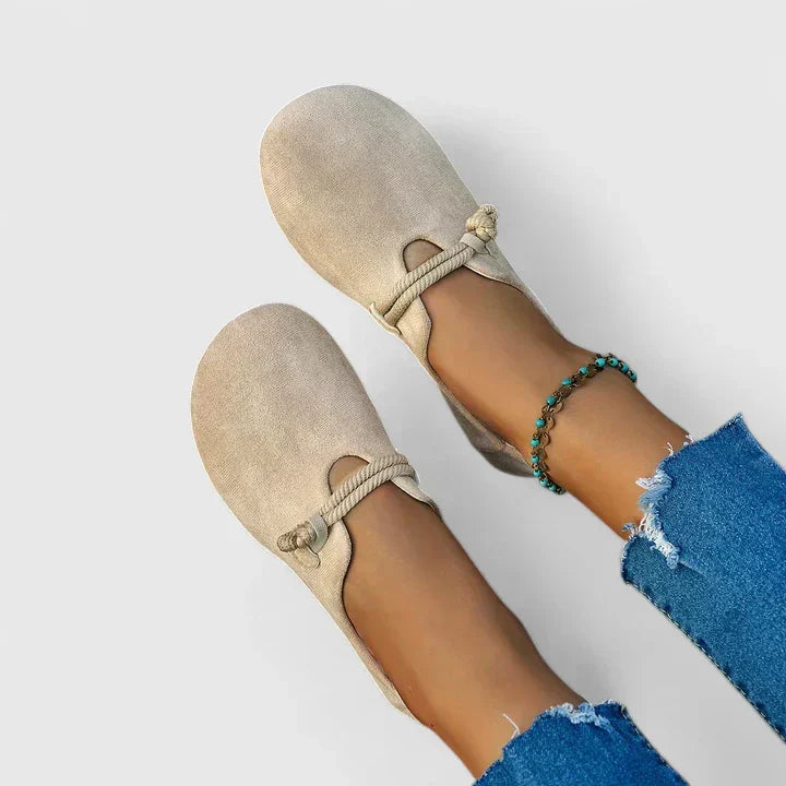 Giulia Damenschuhe: flache, bequeme Slipper für den Alltag. Modische Komfortschuhe für Damen in Schwarz/Beige.