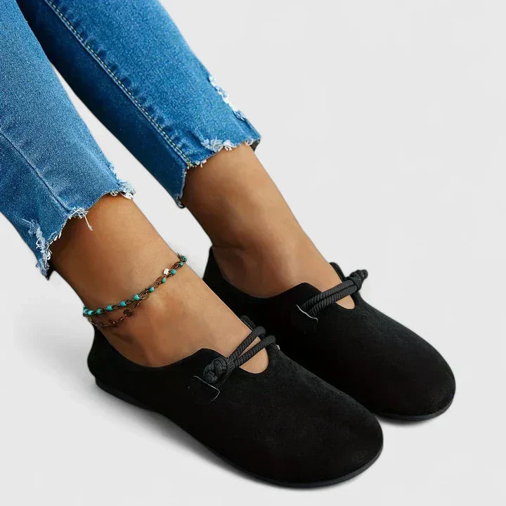 Stilvolle Giulia Damen Slipper in Schwarz. Modische, flache Komfortschuhe für Freizeit und eleganten Alltag.