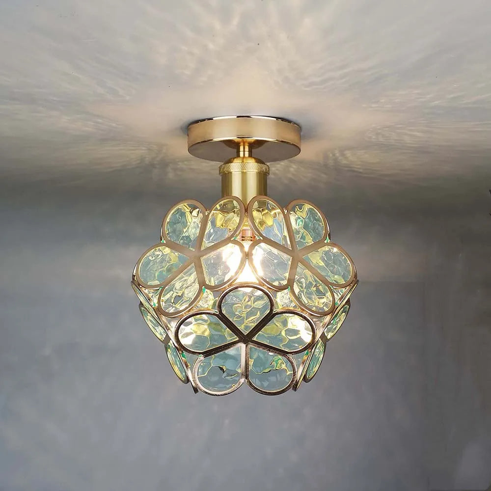 Elegante Glas Deckenleuchte mit Blumenmuster für stimmungsvolle Innenbeleuchtung im Wohnzimmer.