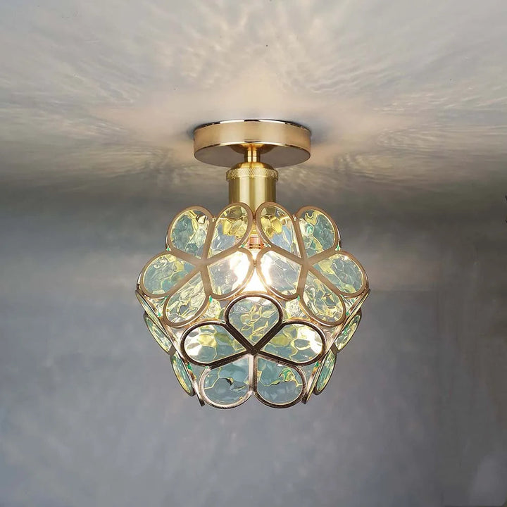 Elegante Glas Deckenleuchte mit Blumenmuster für stimmungsvolle Innenbeleuchtung im Wohnzimmer.
