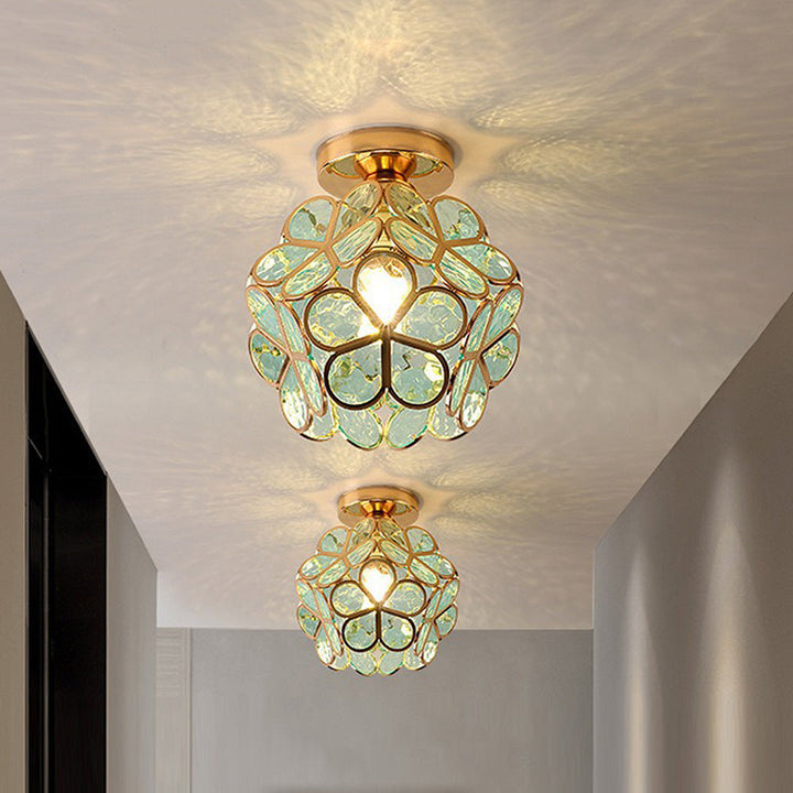 Design-Deckenleuchte aus Glas mit feinem Blumenmuster, ideal als dekorative Flurlampe.