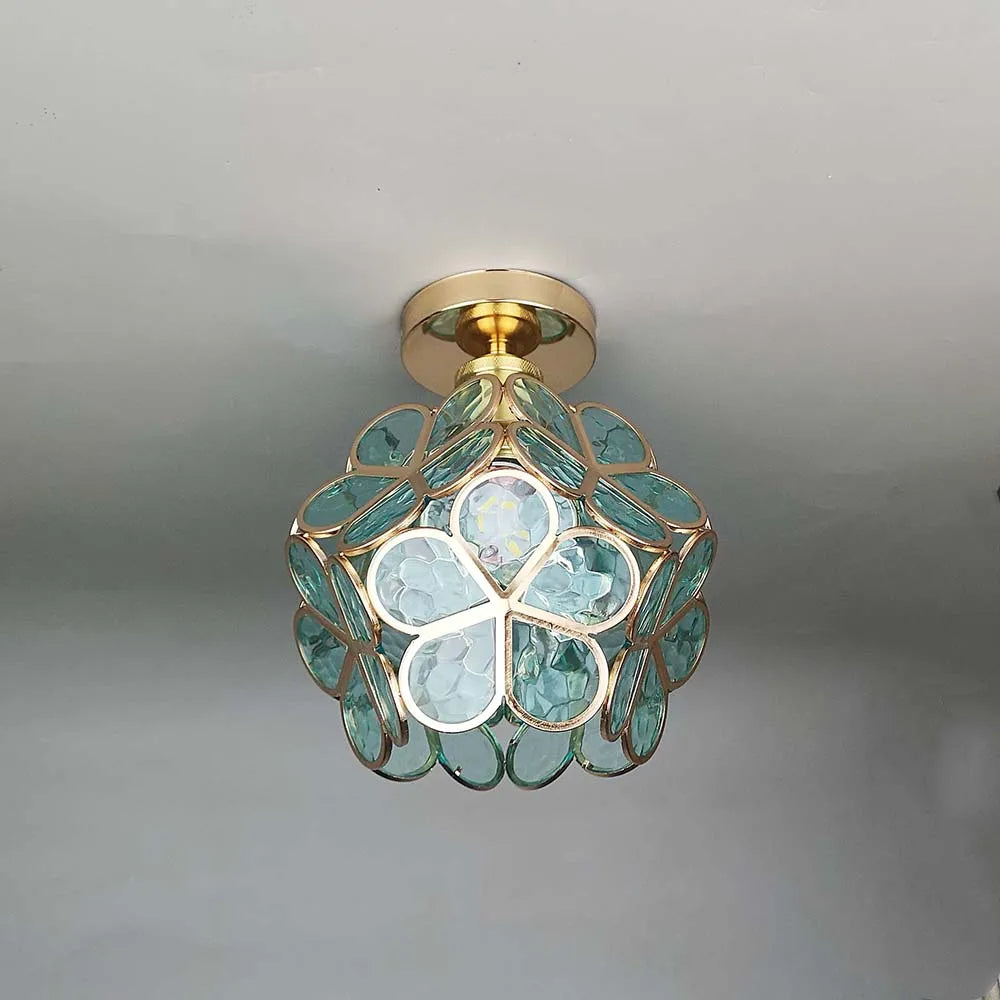 Exklusive Wohnzimmerlampe aus Glas mit filigranem Blumenmuster, perfekte Innenbeleuchtung.