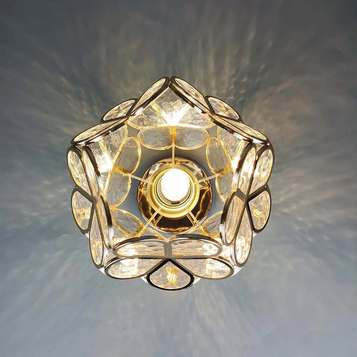 Moderne Flurlampe: elegante Glas Deckenleuchte mit Blumenmuster, für einladendes Design.