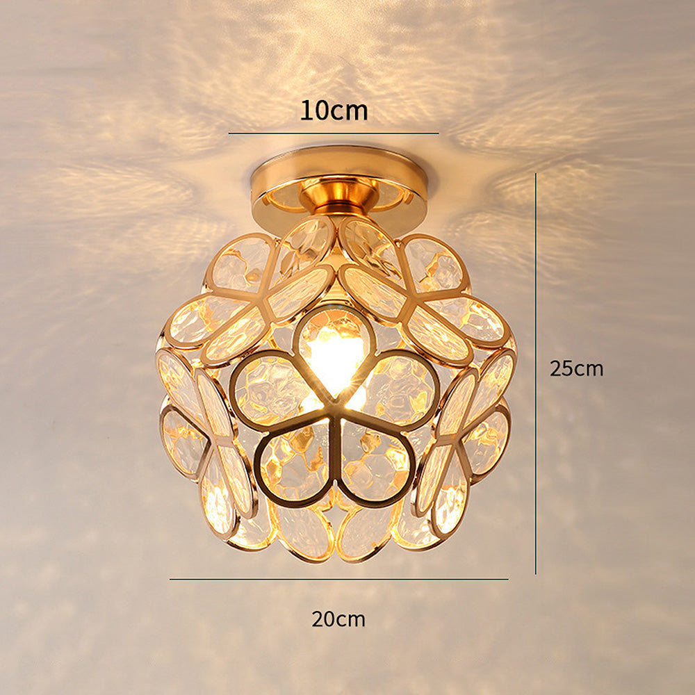 Designlampe: Transparente Glas Deckenleuchte mit feinem Blumenmuster, für luxuriöse Innenräume.