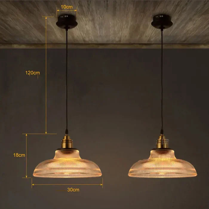 Moderne Hängelampe aus Glas, ideal für Wohnraumbeleuchtung, mit eleganter Form für zeitgenössisches Flair.