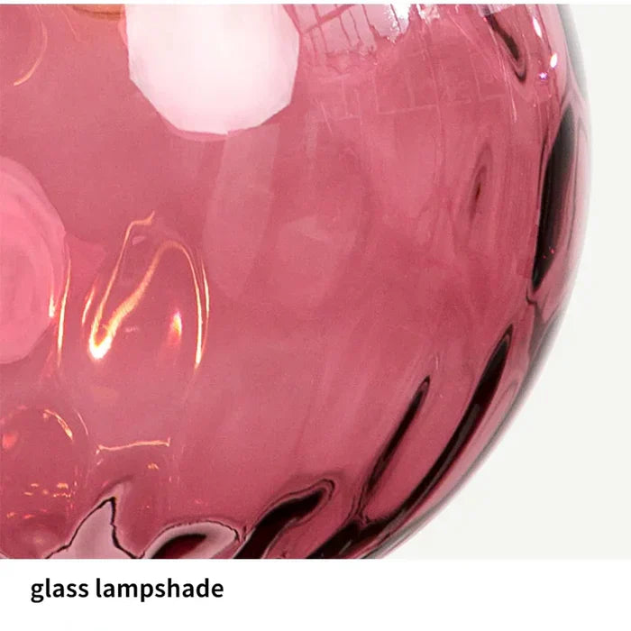 Elegante Kugel Hängeleuchte aus Glas, perfekte Ambientebeleuchtung im Wohnbereich.